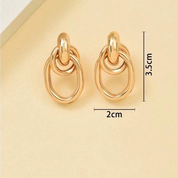 Elegant Gold Hoop Earrings – Everyday Luxury - Picture 5 of 5